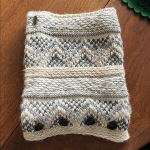 Duluth Trading Co Gray and Cream Knit Scarf